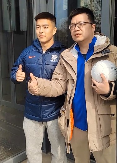 博主：原廣州隊邊衛王世龍現身申花隊內體測，為球迷簽名合影
